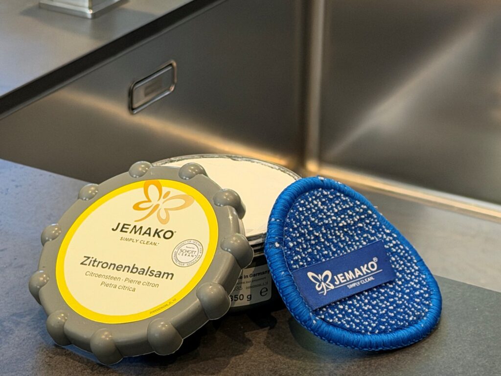 JEMAKO Zitronenbalsam mit Reinigungspad vor einer Edelstahlspüle