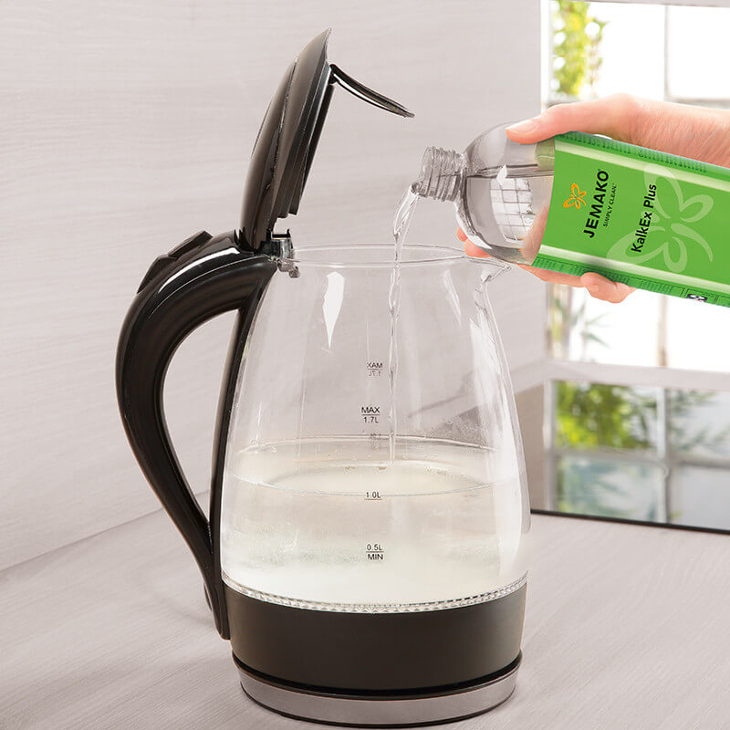 JEMAKO KalkEx Plus wird zum Ansetzen einer Entkalkungslösung in einen Wasserkocher gegeben